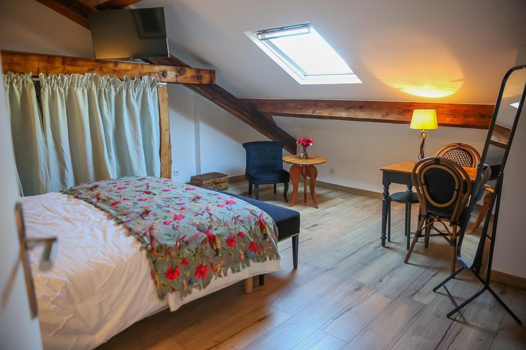 Croix Blanche - Le Logis Apartment *